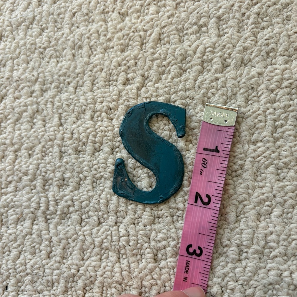 Small ‘S’ Initial Blue Rustic Magnet - Picture 4 of 4